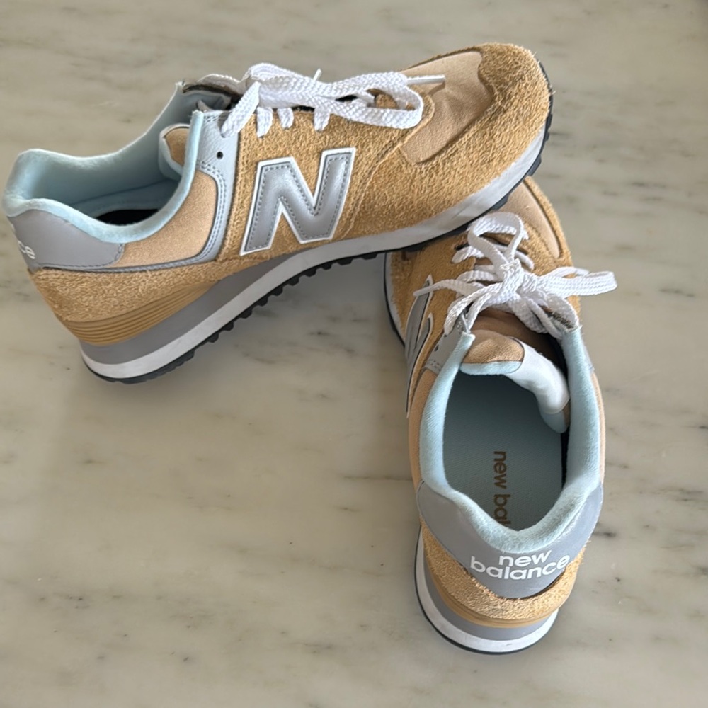 New Balance 574 Gold and White Sneakers Never worn Excellent condition W 9.5